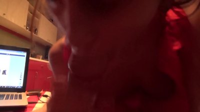 Schulmädchen lutscht den Schwanz ihres Bruders, wenn niemand zu Hause ist